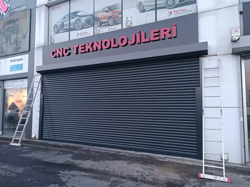 Cadde üzerindeki bir dükkânın kapalı antrasit kepengi